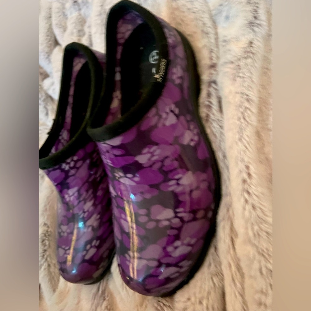 Slogger- ( size 8 ) purple / paw print /  Garden shoes